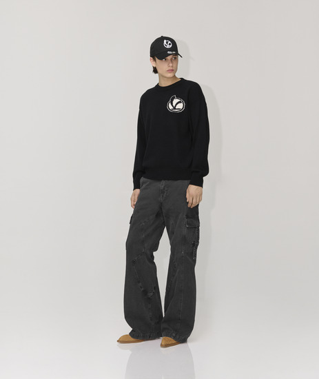 Knit v-logo over crewneck